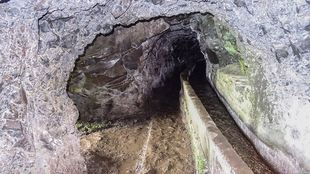 Tunel na szlaku PR9 Levada do Caldeirão Verde