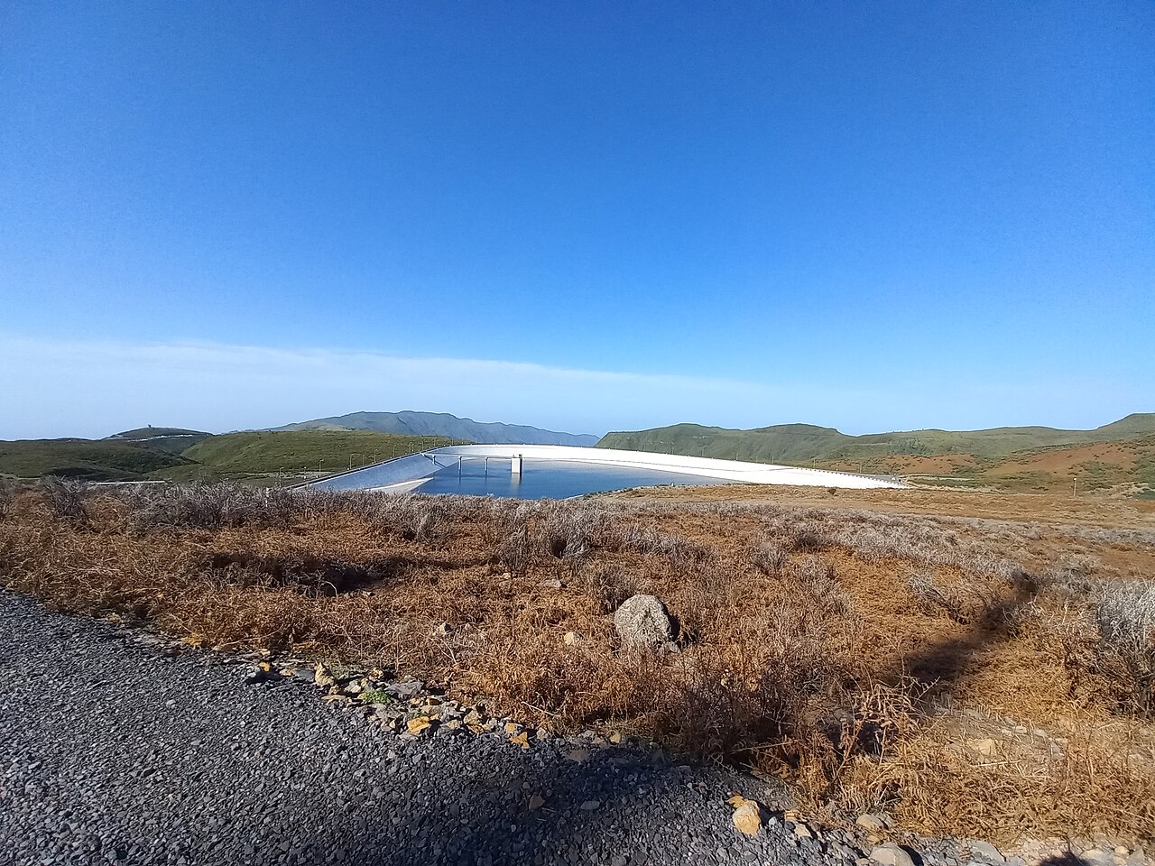 Górny zbiornik Pico da Urze systemu Calheta III na płaskowyżu Paul da Serra