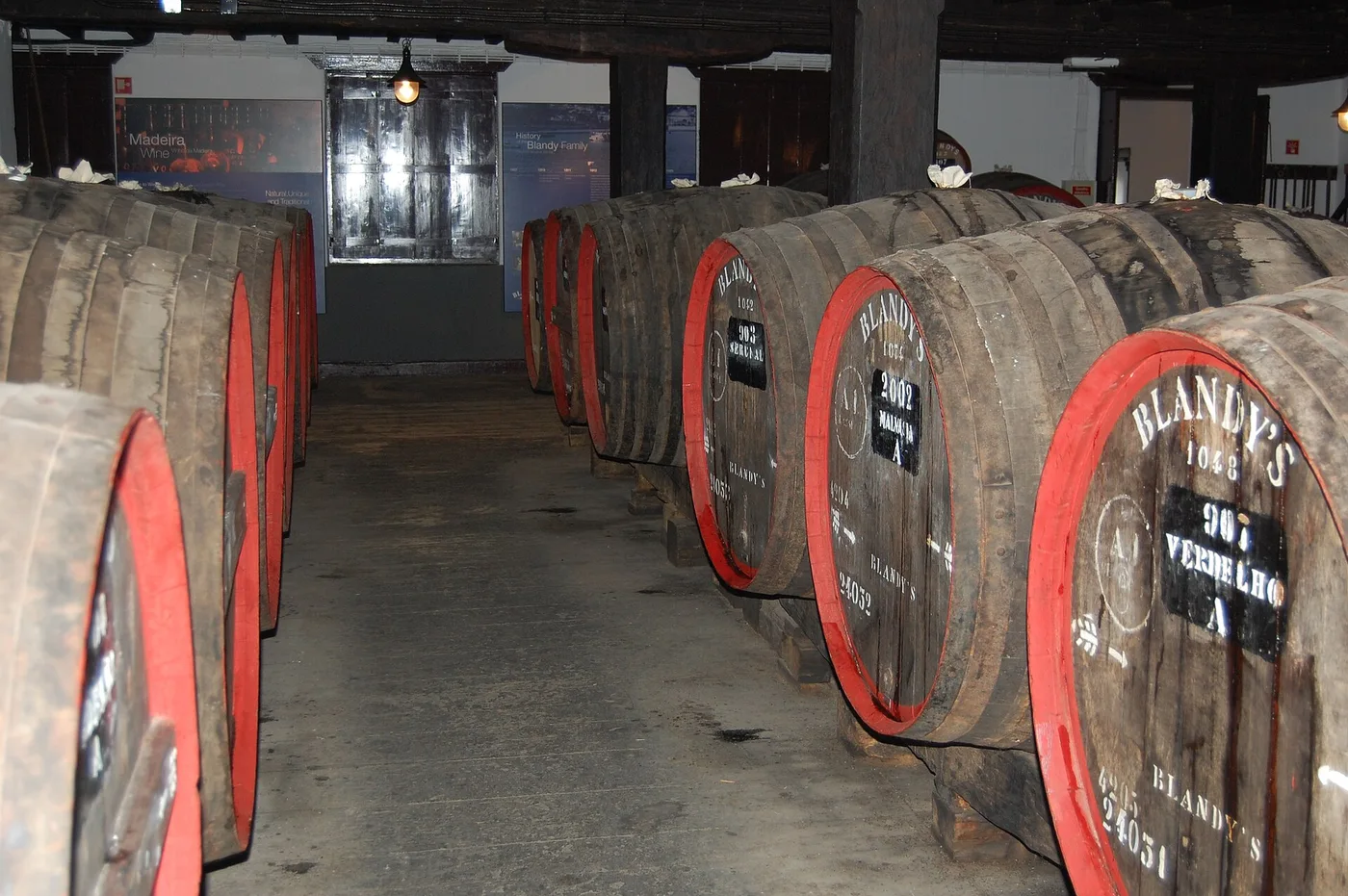 Beczki z winem Madera w piwnicach Blandy’s.
